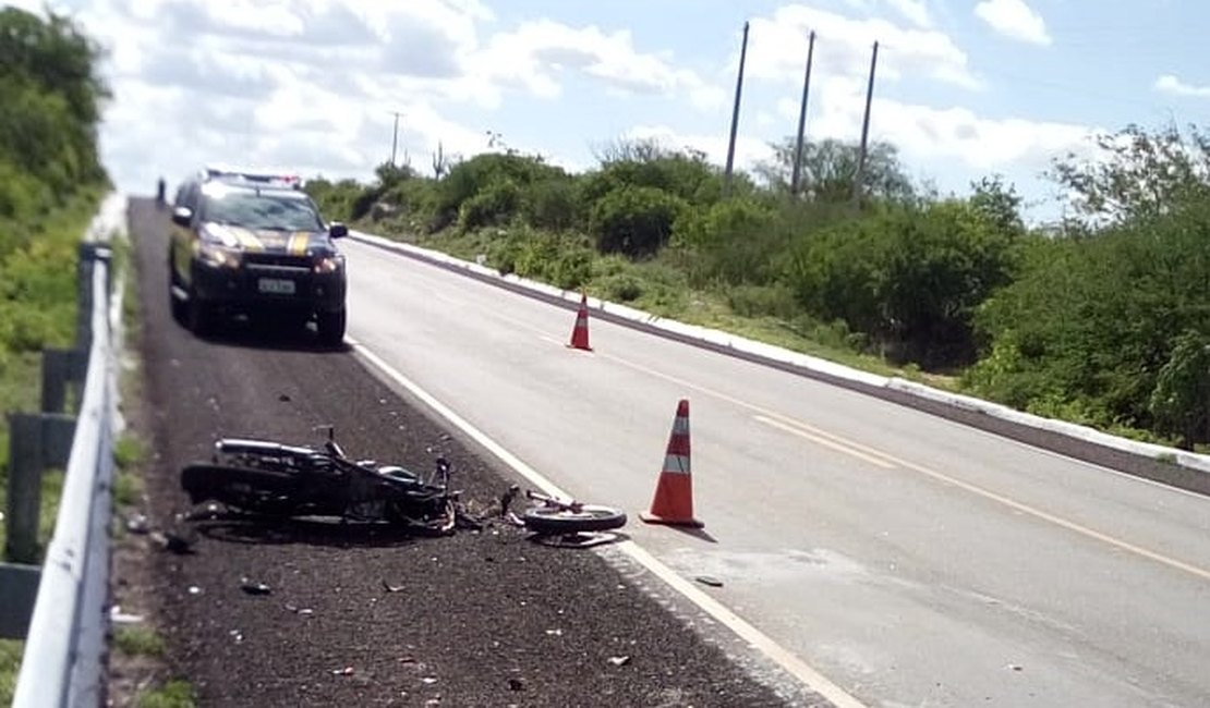 Motociclista morre após colidir com caminhão e ter corpo partido ao meio