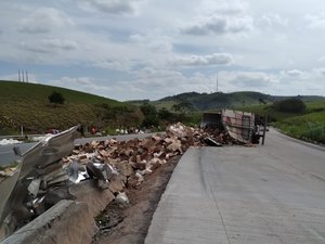 Carreta tomba e deixa motorista ferido em trecho da BR-101, próximo a Novo Lino