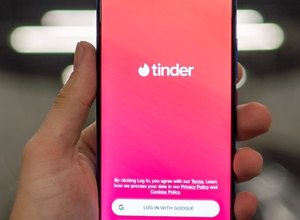 Golpes em aplicativos de namoro focam no público LGBTQIA+ e nas mulheres mais velhas