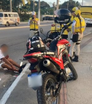 Motociclista cai e fica ferido ao bater contra lateral de ônibus na AL-101 Norte