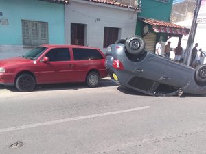 Ultrapassagem acaba em capotamento no bairro do Poço, em Maceió