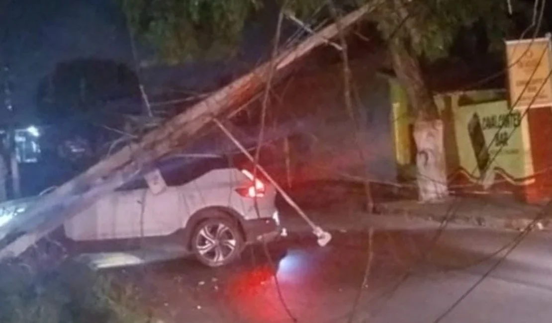 Condutor perde controle direcional e carro colide contra postes em Arapiraca