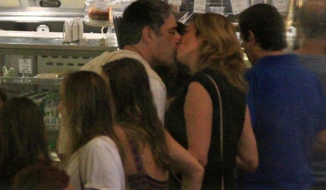 William Bonner e namorada são vistos aos beijos em cinema no Rio