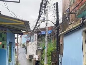 Fiação de poste pega fogo no bairro do Jacintinho, em Maceió