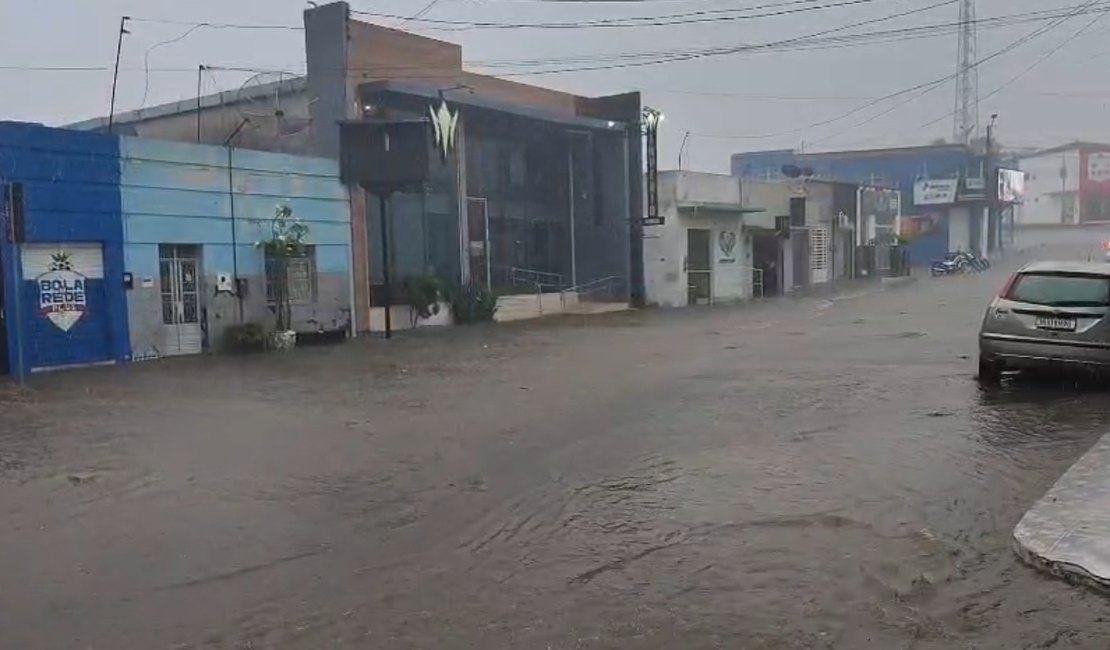 Chuva intensa provoca alagamentos e transtornos em Santana do Ipanema