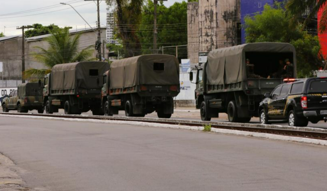 PF transporta 13 toneladas de armas e munições apreendidas de Maceió para Salvador