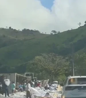 Carreta tomba em trecho da BR-101 no município de Flexeiras