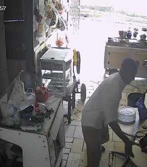 Videomonitoramento flagra homem furtando bolsa em estabelecimento comercial do Eustáquio Gomes