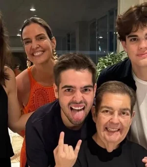 Faustão comemora o Natal e sorri em clique raro com o filho