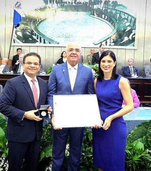 [Vídeo] Médico e empresário Fábio Farias é homenageado na ALE com Comenda Tavares Bastos