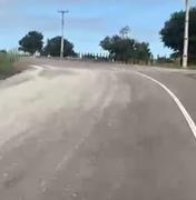 Caminhão derruba brita na AL-110 e preocupa motoristas em Taquarana