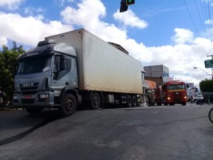 [Vídeo] Vazamento de combustível deixa trânsito lento na avenida Rio Branco, em Arapiraca