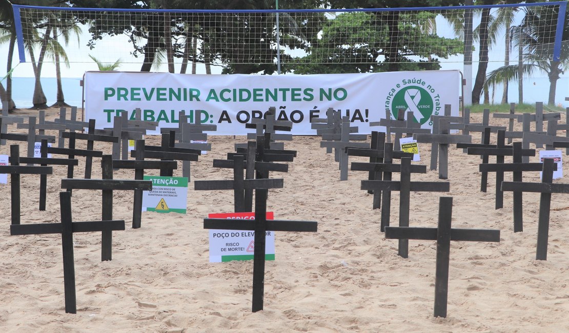 Ato simbólico na orla de Maceió dá início à campanha do Abril Verde em Alagoas