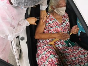 [Vídeo] Arapiraquense comemora aniversário tomando dose de vacina contra a Covid-19