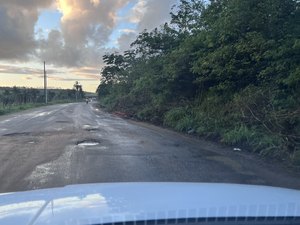 Buraqueira na AL-110 e em estrada da Pindorama prejudica acesso ao Litoral Sul e preocupa motoristas