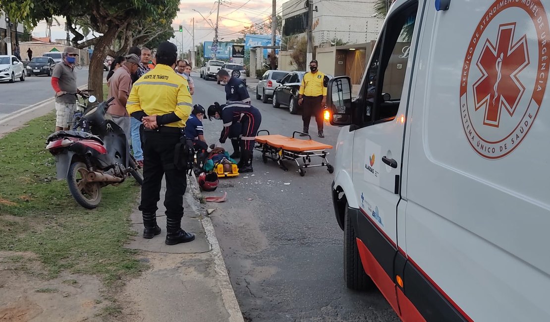 Condutor de ciquentinha fica ferido após colidir contra carro na avenida Deputada Ceci Cunha