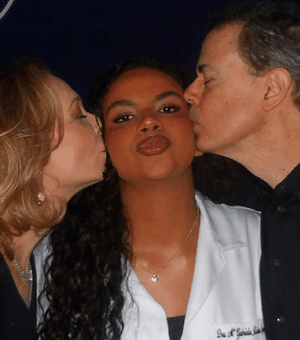 Alexandra Richter celebra formatura da filha na faculdade de Medicina