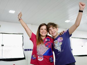 Ceci, candidata a deputada estadual, vota em Atalaia e agradece apoio