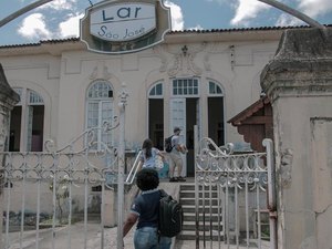 Ação social de estudantes leva alimentos para Lar de Idosos em Penedo