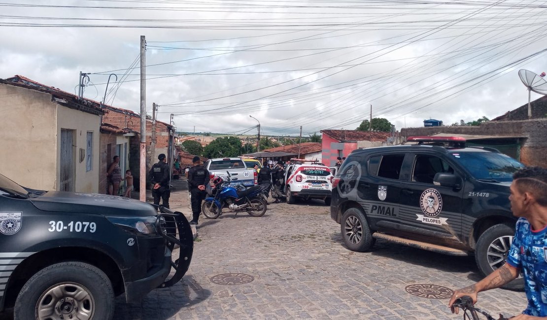 Cão farejador encontra droga escondida no quintal de casa em Arapiraca