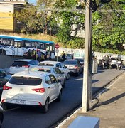 Acidente deixa motociclista ferido e trânsito lento na Ladeira Geraldo Melo, em Maceió