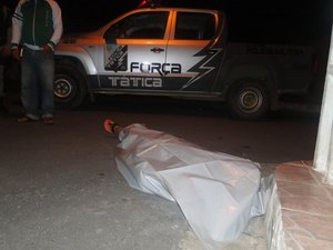 Um jovem foi executado e outro ficou ferido durante a madrugada desta quarta