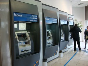 Criminosos invadem agência bancária e ateiam fogo em caixas eletrônicos no interior