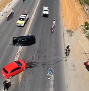 Colisão entre carros termina em capotamento com feridos em Arapiraca