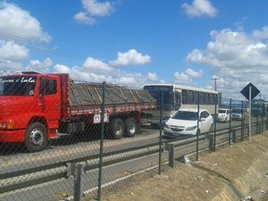 Combustível acaba e caminhão para em trecho da AL-220 deixando o trânsito lento