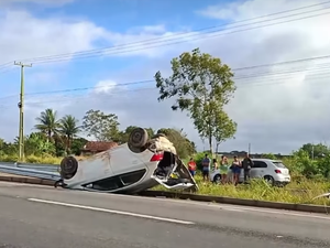 Motorista perde o controle da direção e capota veículo na AL-110 em Arapiraca
