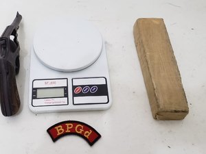 Polícia apreende arma e drogas no Santos Dumont