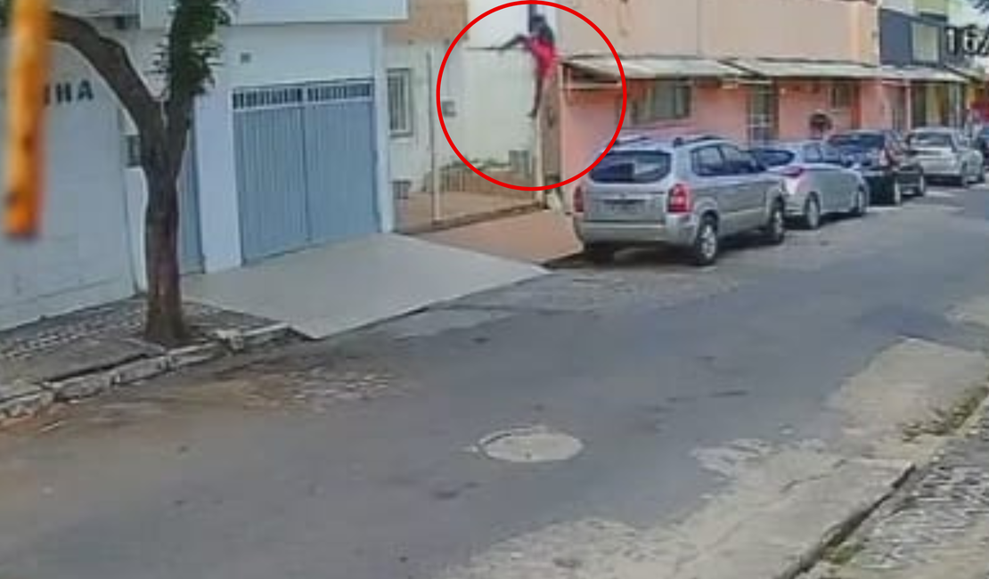 [Vídeo] Homem invade casa em plena luz do dia e furta objeto, no bairro Farol