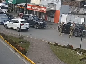 [Vídeo] Quatro pessoas são presas na saída de agência bancária em São Miguel dos Campos