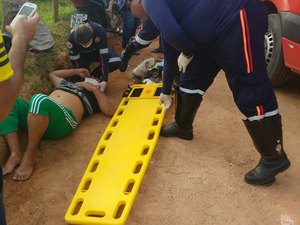 Motociclista com sinais de embriaguez perde o controle e colide em estaca
