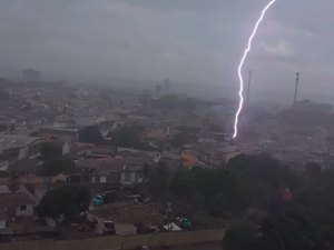 Registro impactante mostra raio durante período de chuva intensa em Arapiraca