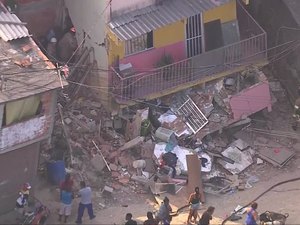 Mãe e filho estão sob escombros após casa desabar em Curicica