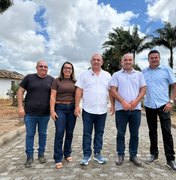 Prefeito Leandro Silva cumpre promessa e leva calçamento ao povoado Olho D’Água