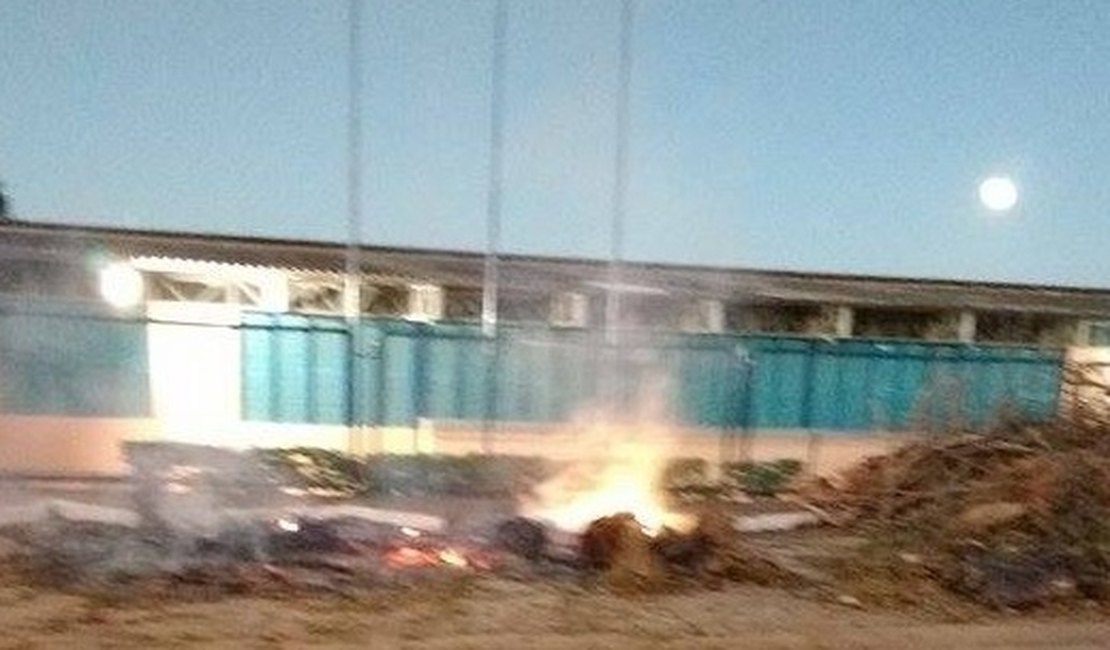 Funcionários botam fogo em lixo em frente a escola e irritam moradores