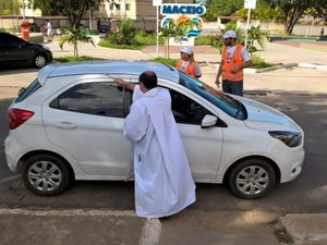 Veículos são abençoados durante ação no Dia do Motorista