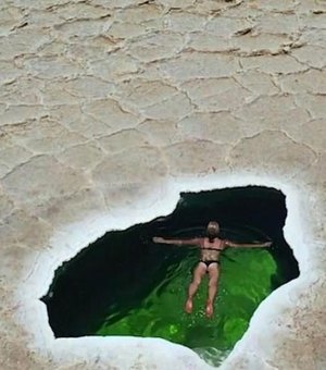 Mulher mergulha em um dos lugares mais quentes do mundo