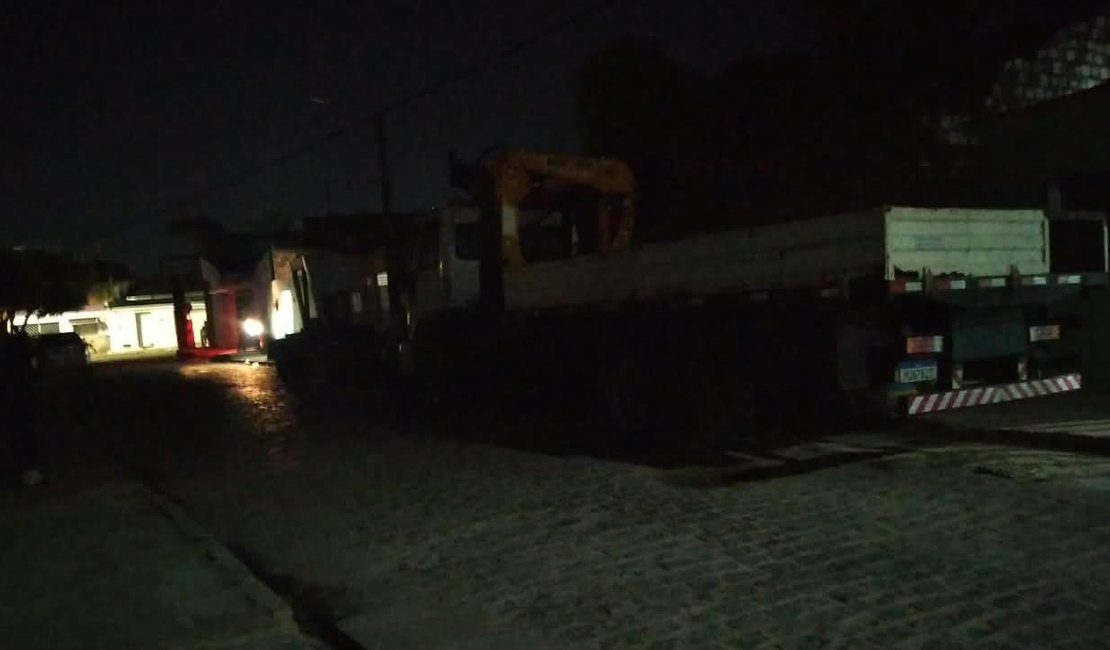 Dono de sucata é acusado de danificar iluminação após denúncia em Arapiraca