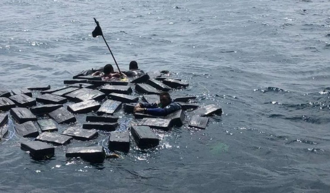 Traficantes naufragam e são “salvos” por pacotes de cocaína na Colômbia