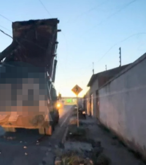 Caminhão caçamba atinge rede elétrica e deixa casas sem energia em Arapiraca