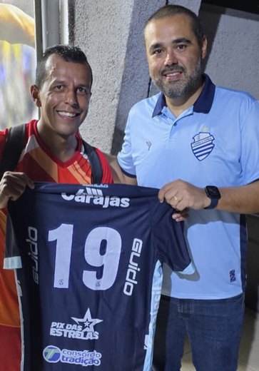 CSA homenageia Didira com camisa histórica após jogo no Rei Pelé