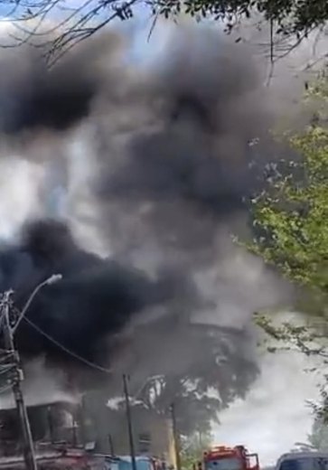 Incêndio de grandes proporções atinge galpão de recicláveis na Cidade Universitária