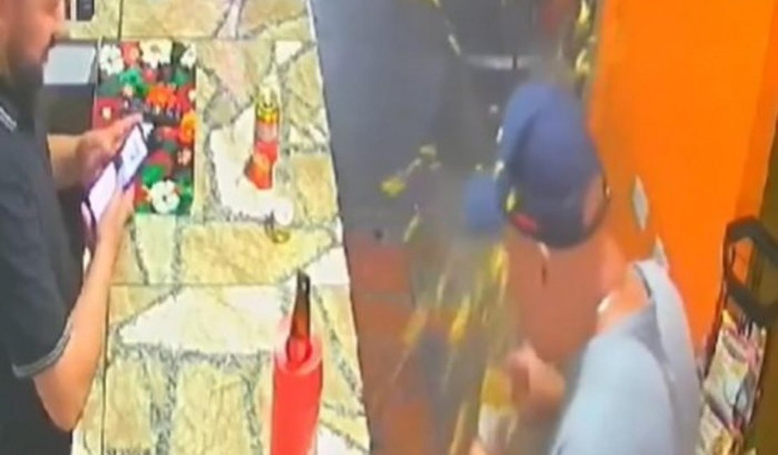 [Vídeo] Coxinha explode no rosto de cliente; ‘Parecia bomba’, diz dono de bar