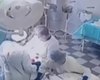 Médicos em cirurgia seguram paciente durante terremoto na Rússia