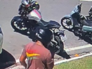 Câmera flagra furto de moto na orla da Pajuçara, em Maceió