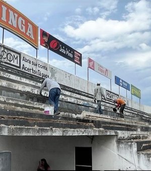Arquibancadas do Estádio Municipal Coaracy da Mata Fonseca começam a ser pintadas