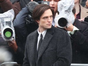 Robert Pattinson volta a ser visto nas filmagens de Batman no Reino Unido